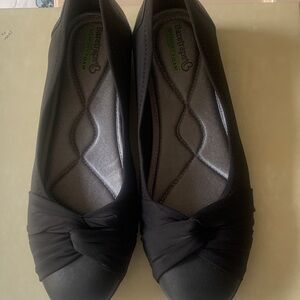 BareTraps Women's Black Knotted Flats